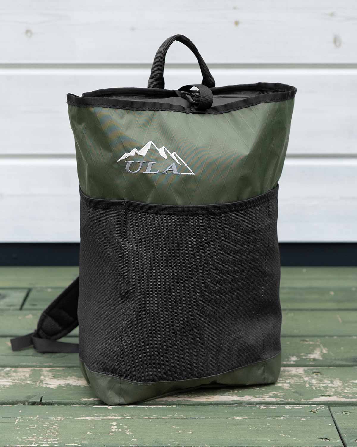 ULA Equipment X-Pac Packrat｜製品画像（ダークグリーン／斜めからのビュー／ULAロゴ入り）