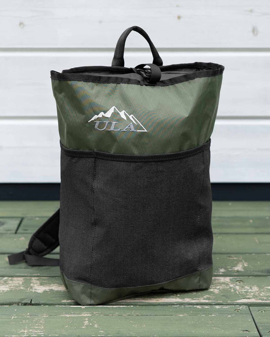 ULA Equipment X-Pac Packrat｜製品画像（ダークグリーン／斜めからのビュー／ULAロゴ入り）