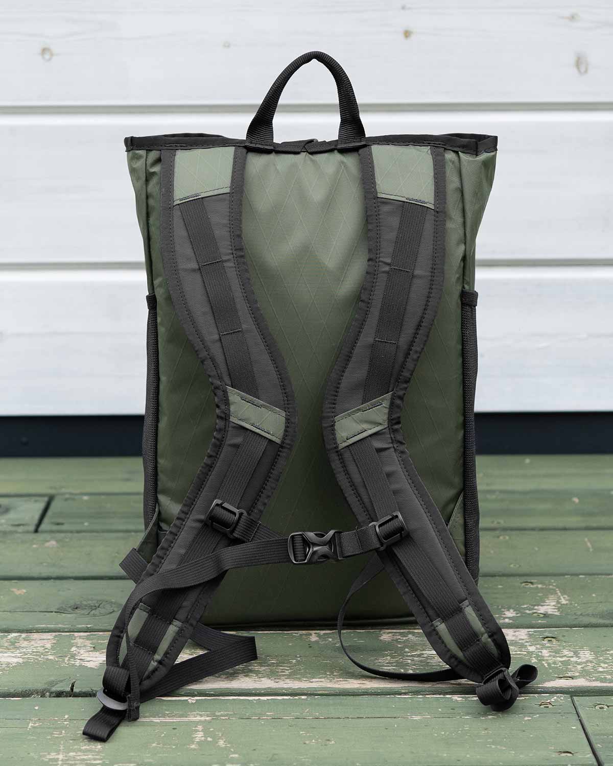 ULA Equipment X-Pac Packrat｜製品画像（背面／ショルダーハーネスとストラップ／ダークグリーン）