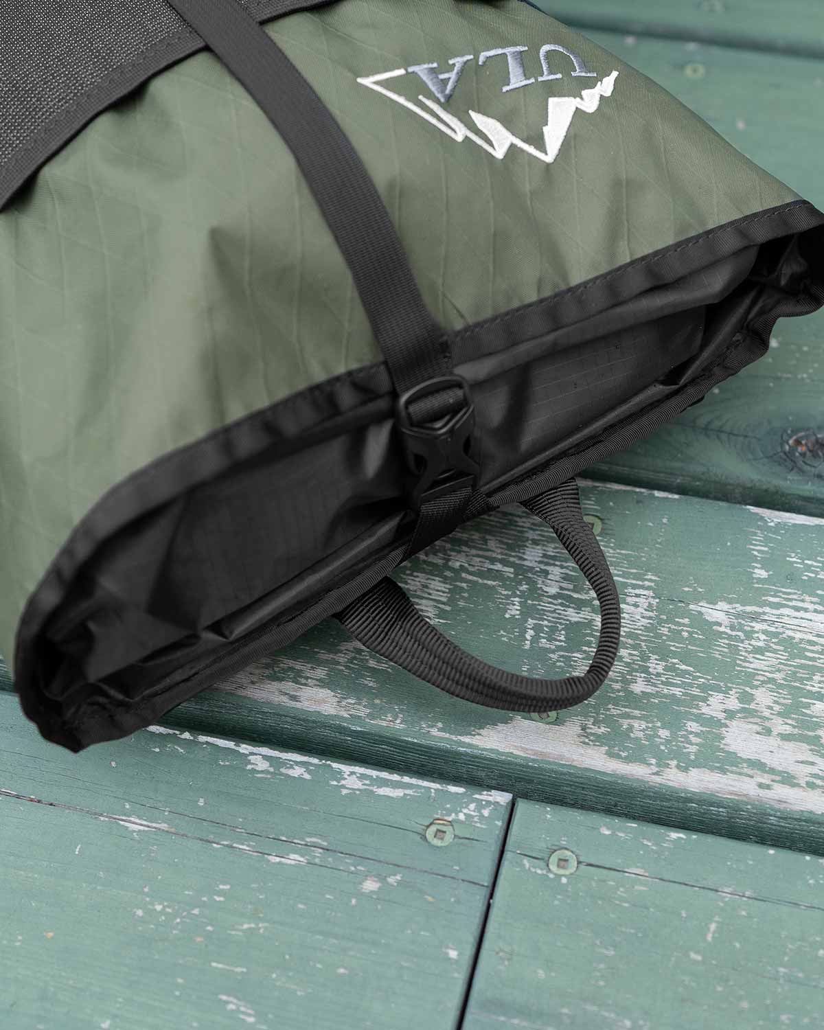 ULA Equipment X-Pac Packrat｜ディテール画像（上部／持ち手とストラップ／ダークグリーン）