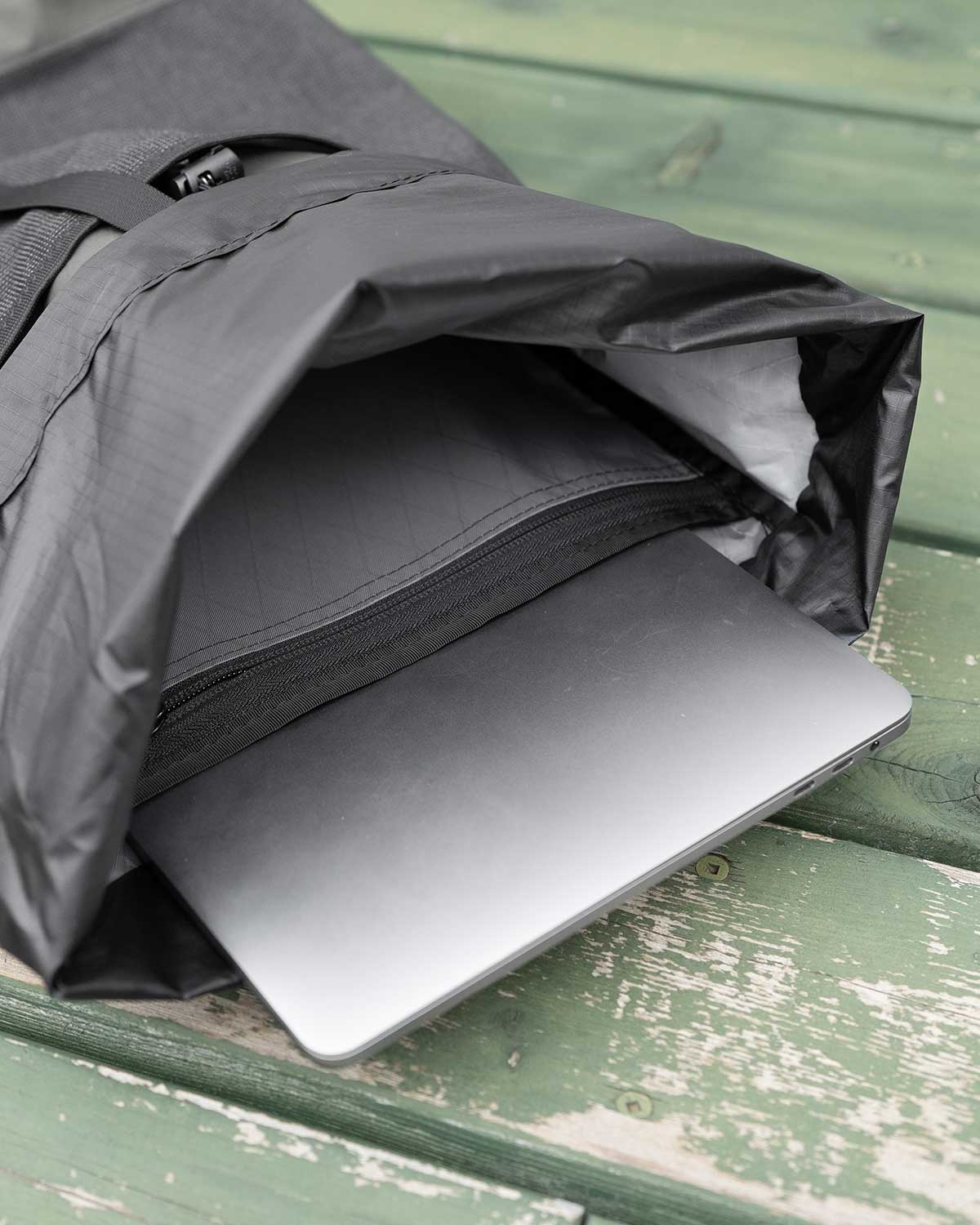 ULA Equipment Ultra Packrat｜ディテール画像（PC対応スリーブと小物用ジッパーポケット）