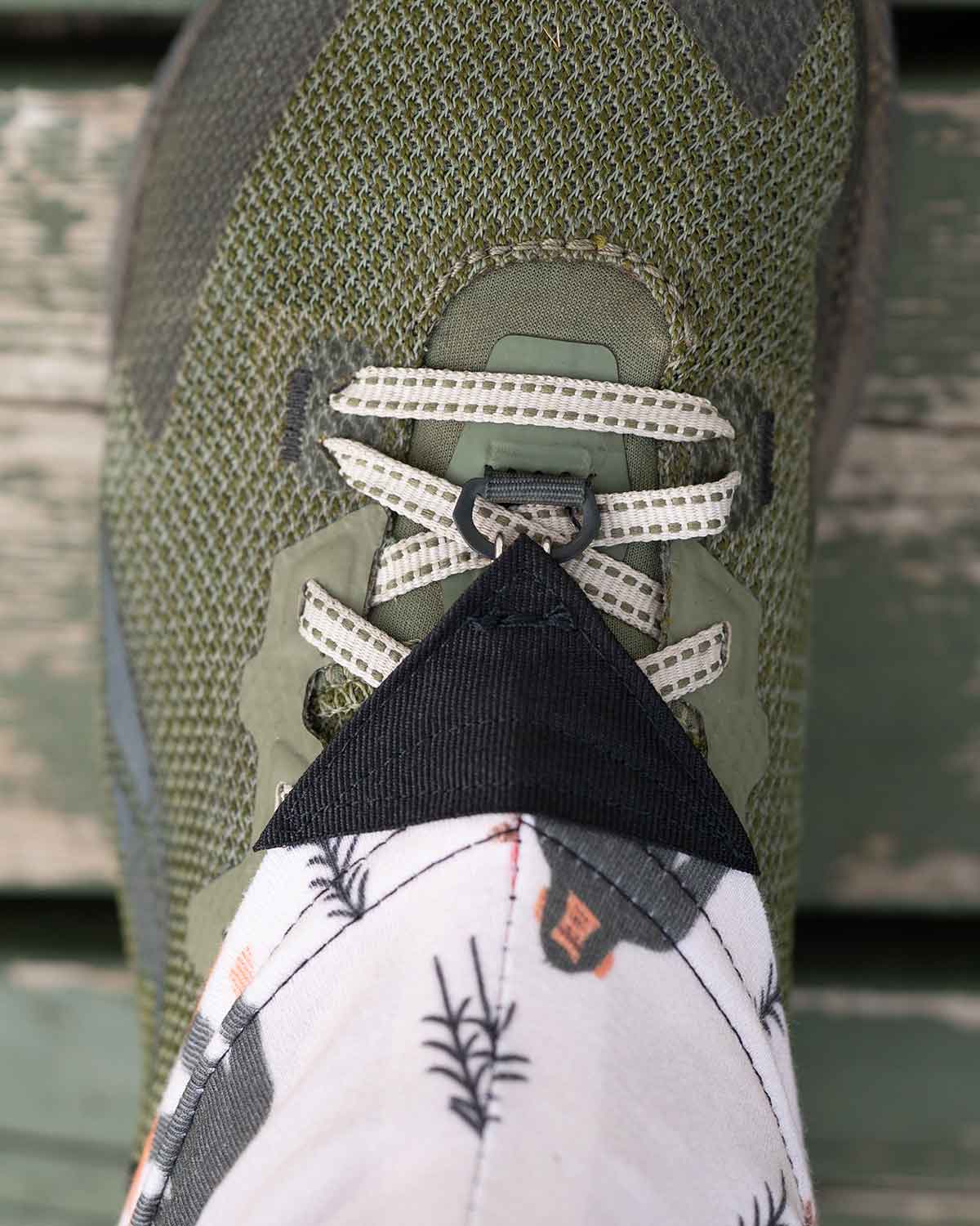 Ultra Gam アンクルゲイター｜フロントのゲイターストラップ 装着イメージ