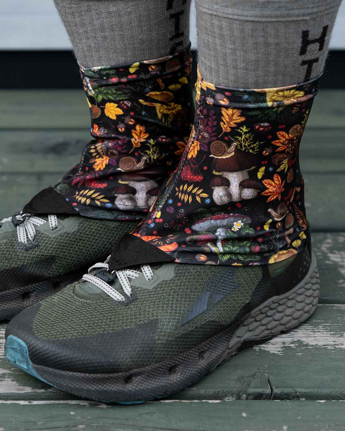 Ultra Gam アンクルゲイター｜Wood Mushrooms 柄 着用イメージ