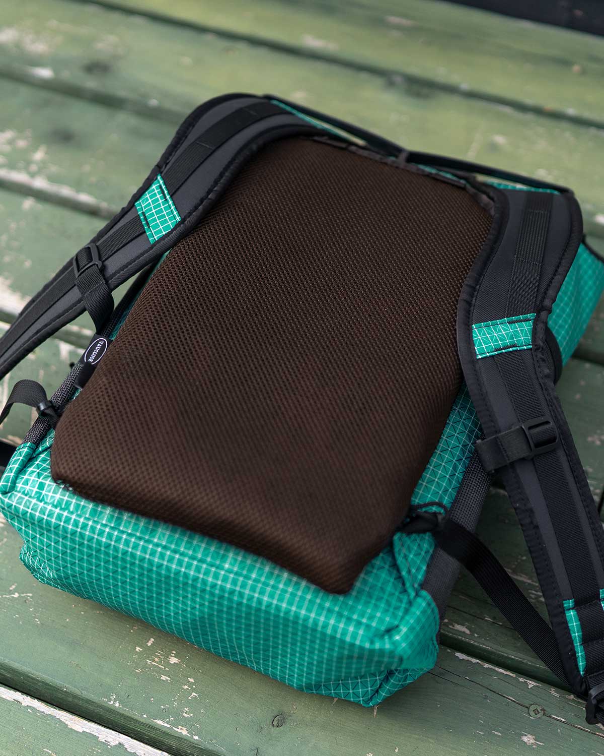Vaucluse Mesh Sleeve コヨーテブラウン 装着イメージ 斜めから撮影 バックパック用ベンチレーションアクセサリー ULギア