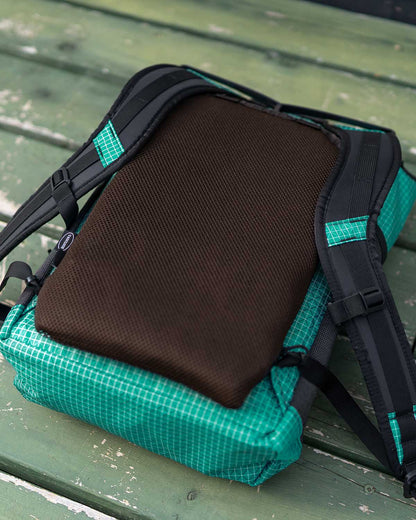 Vaucluse Mesh Sleeve コヨーテブラウン 装着イメージ 斜めから撮影 バックパック用ベンチレーションアクセサリー ULギア