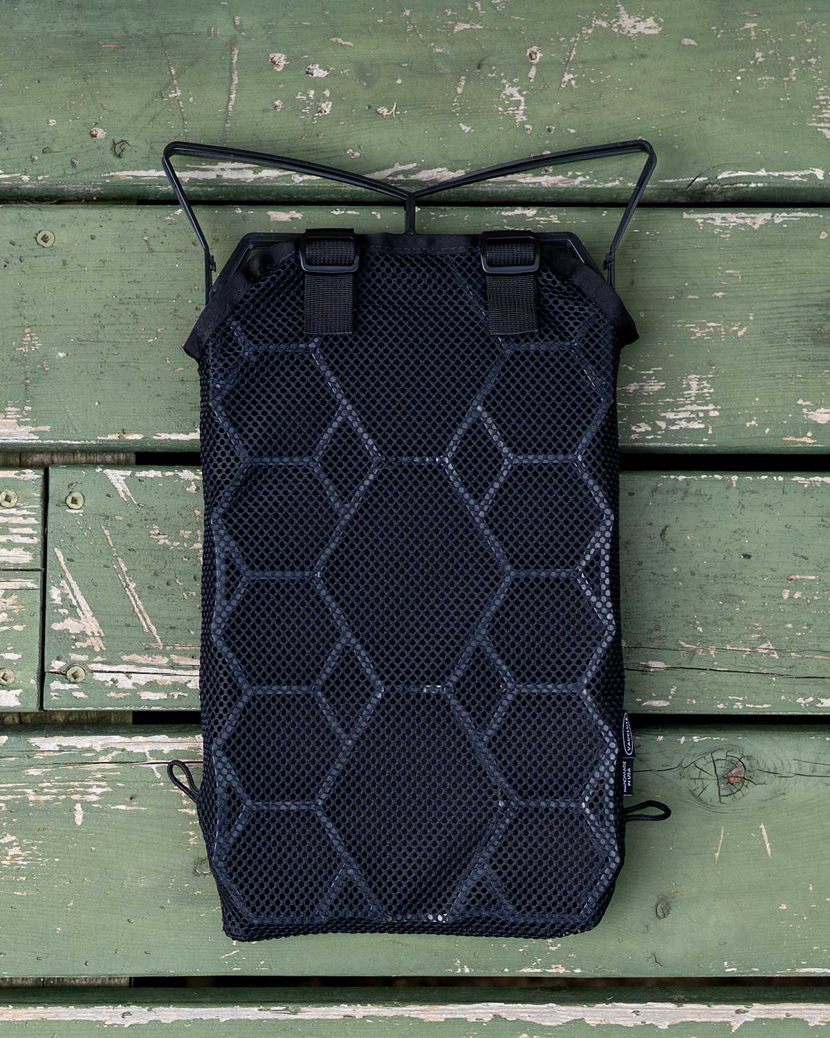 Vaucluse Ultralight Backpack Ventilation Frame｜装着イメージ（Mesh Sleeve 装着）