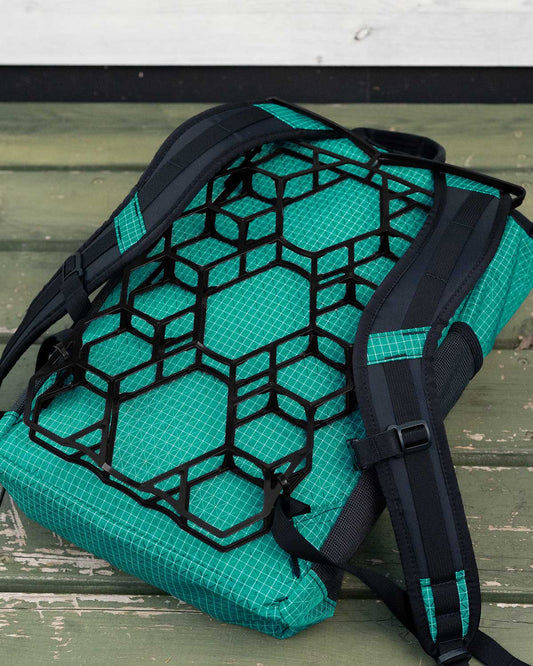 Vaucluse Ultralight Backpack Ventilation Frame（Black）｜取り付けイメージ（斜めから撮影）軽量バックパック用ベンチレーションフレーム ULギア