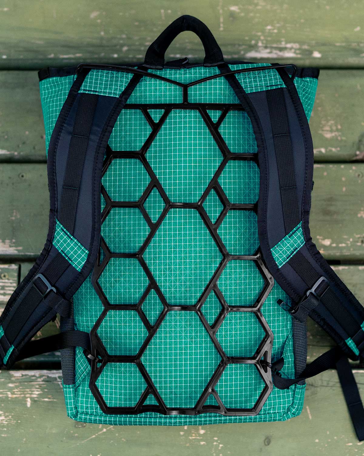 Vaucluse Ultralight Backpack Ventilation Frame（Black）｜装着イメージ（正面）