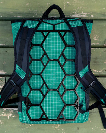 Vaucluse Ultralight Backpack Ventilation Frame（Black）｜装着イメージ（正面）