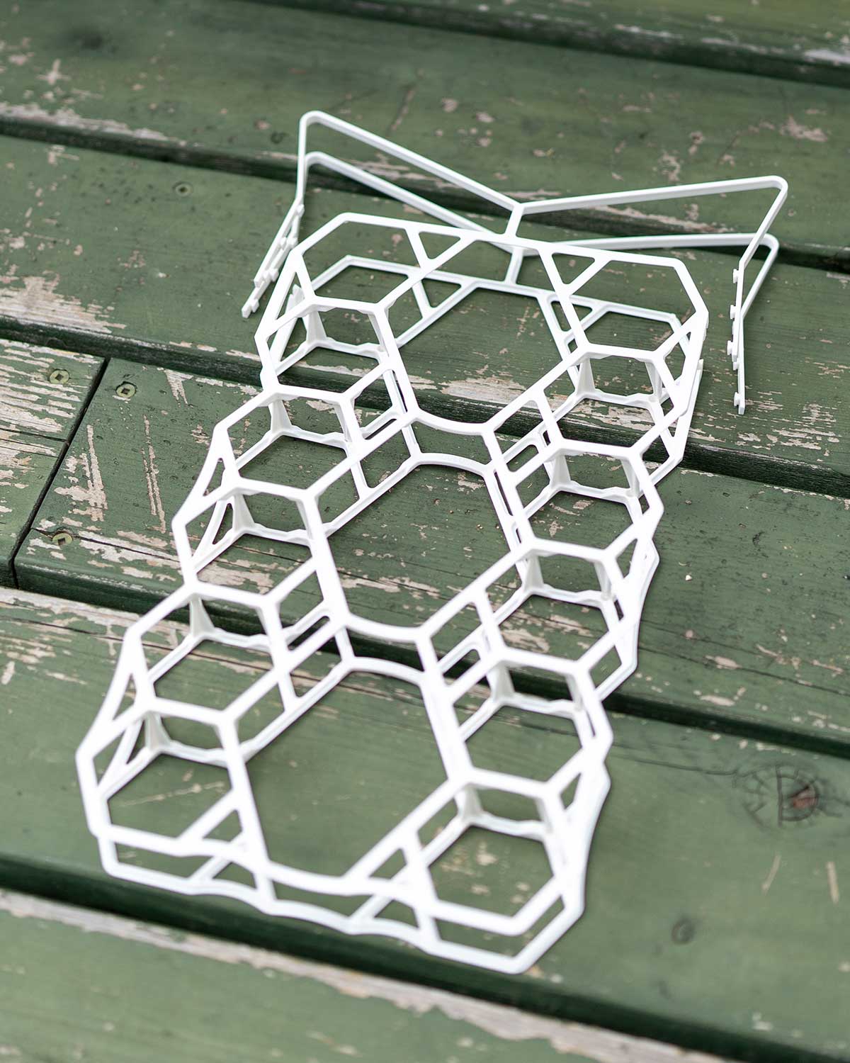 Vaucluse Ultralight Backpack Ventilation Frame（White）｜製品画像（斜めから撮影）