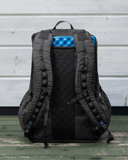 Zpacks Bagger Ultra 25L Backpack｜製品画像｜背面（Jet Black）