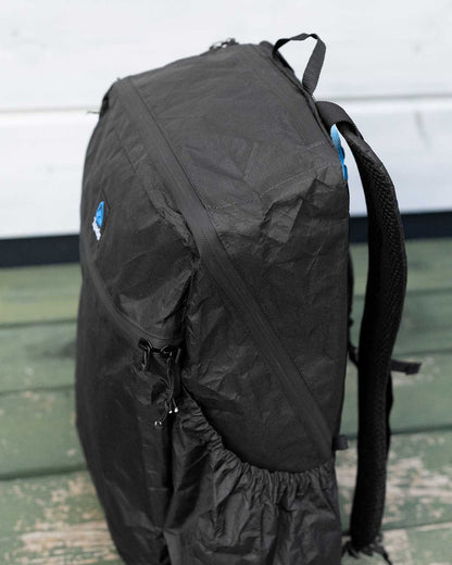 Zpacks Bagger Ultra 25L Backpack｜製品ディテール画像｜サイドポケットとラップアラウンドジッパー（Jet Black）