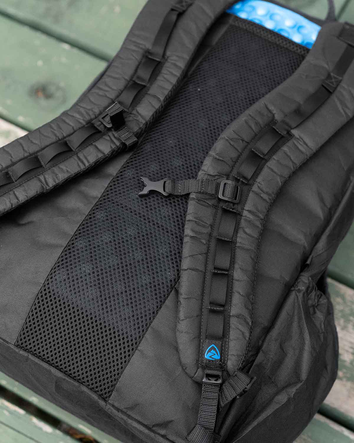 Zpacks Bagger Ultra 25L Backpack｜製品ディテール画像｜背面のパッドとショルダーハーネス（Jet Black）