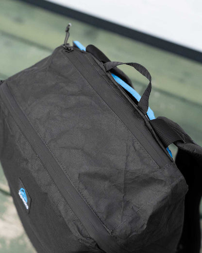 Zpacks Bagger Ultra 25L Backpack｜製品ディテール画像｜トップのポケットと防水ジッパー（Jet Black）