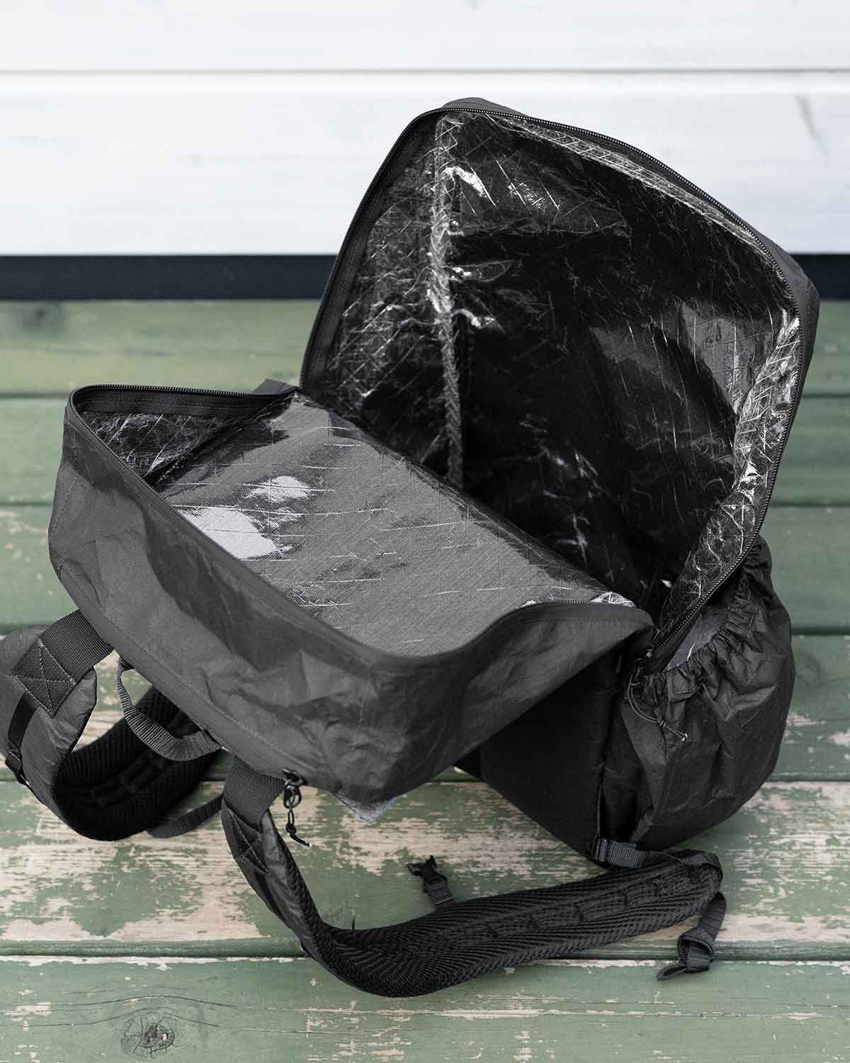 Zpacks Bagger Ultra 25L Backpack｜製品ディテール画像｜メインコンパートメントを開いた状態と内面素材（Jet Black）
