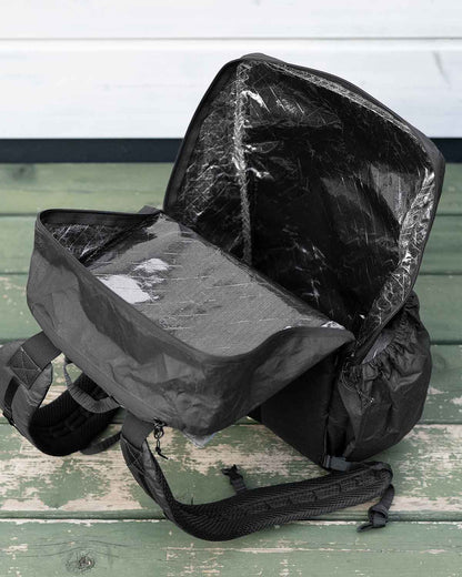 Zpacks Bagger Ultra 25L Backpack｜製品ディテール画像｜メインコンパートメントを開いた状態と内面素材（Jet Black）