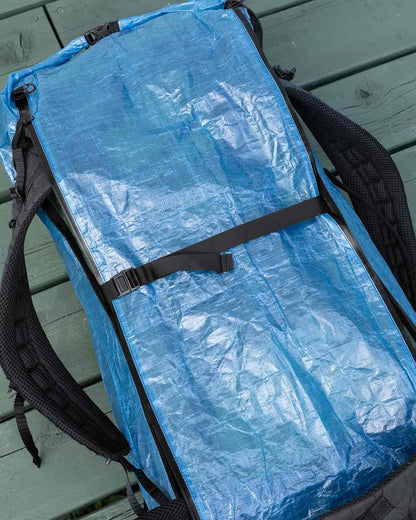 Zpacks Deluxe Airplane Case / Pack Cover｜背面の固定ストラップのディテール