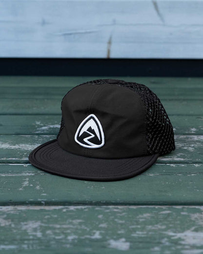 Zpacks Foldable Trail Hat Black 製品画像｜ブラック・斜めからのビュー
