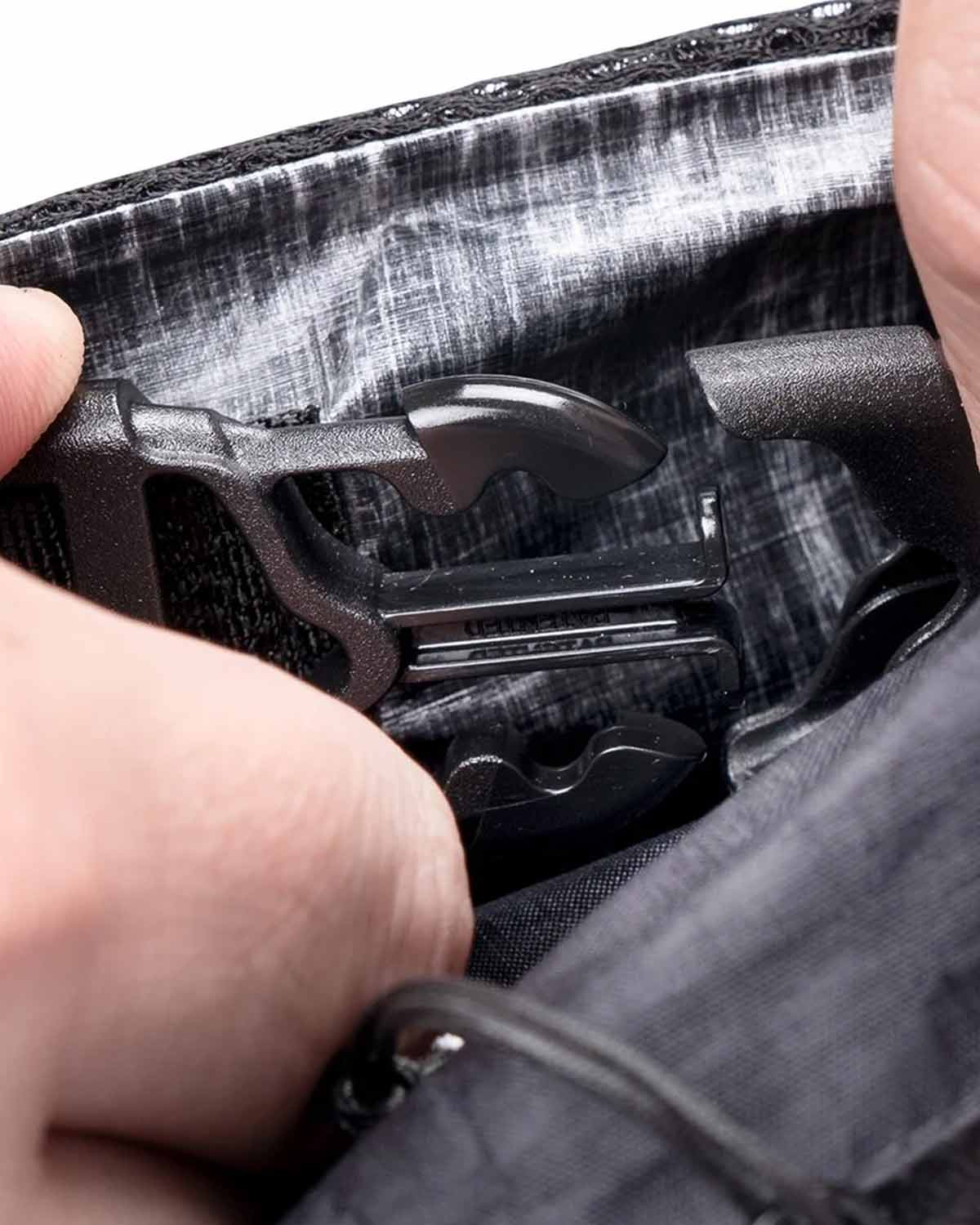 Zpacks Front Utility Pack Accessory｜バックルを接続する様子