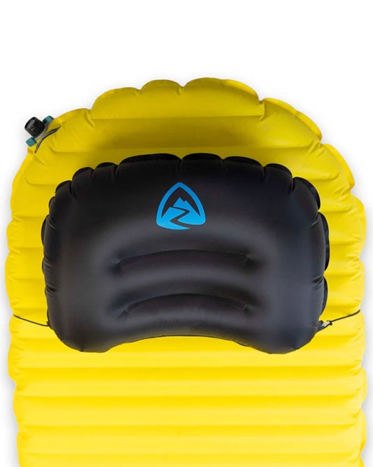 Zpacks Inflatable Pillow with Attachment Cord 公式利用イメージ マットに固定して枕として使用 軽量インフレータブルピロー ULハイキングギア
