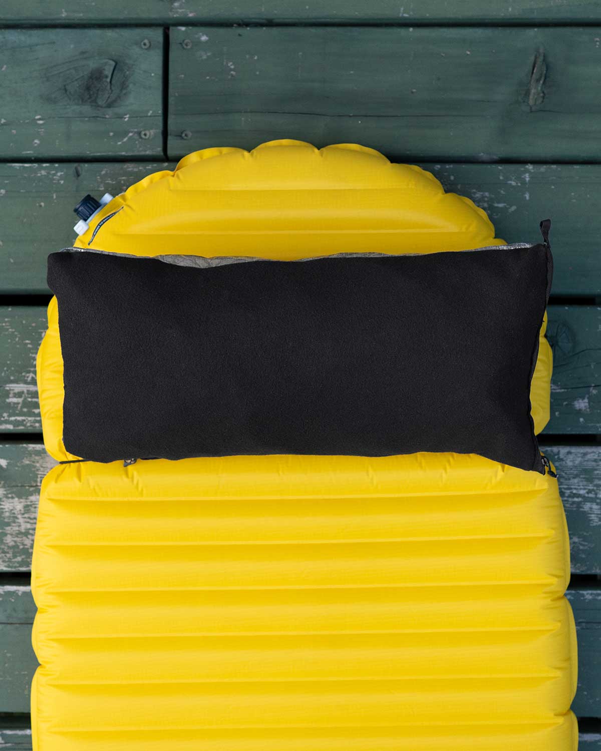 Zpacks Dyneema Medium Pillow Dry Bag 5.6L 枕として使用するイメージ 軽量防水スタッフサック ULハイキングギア