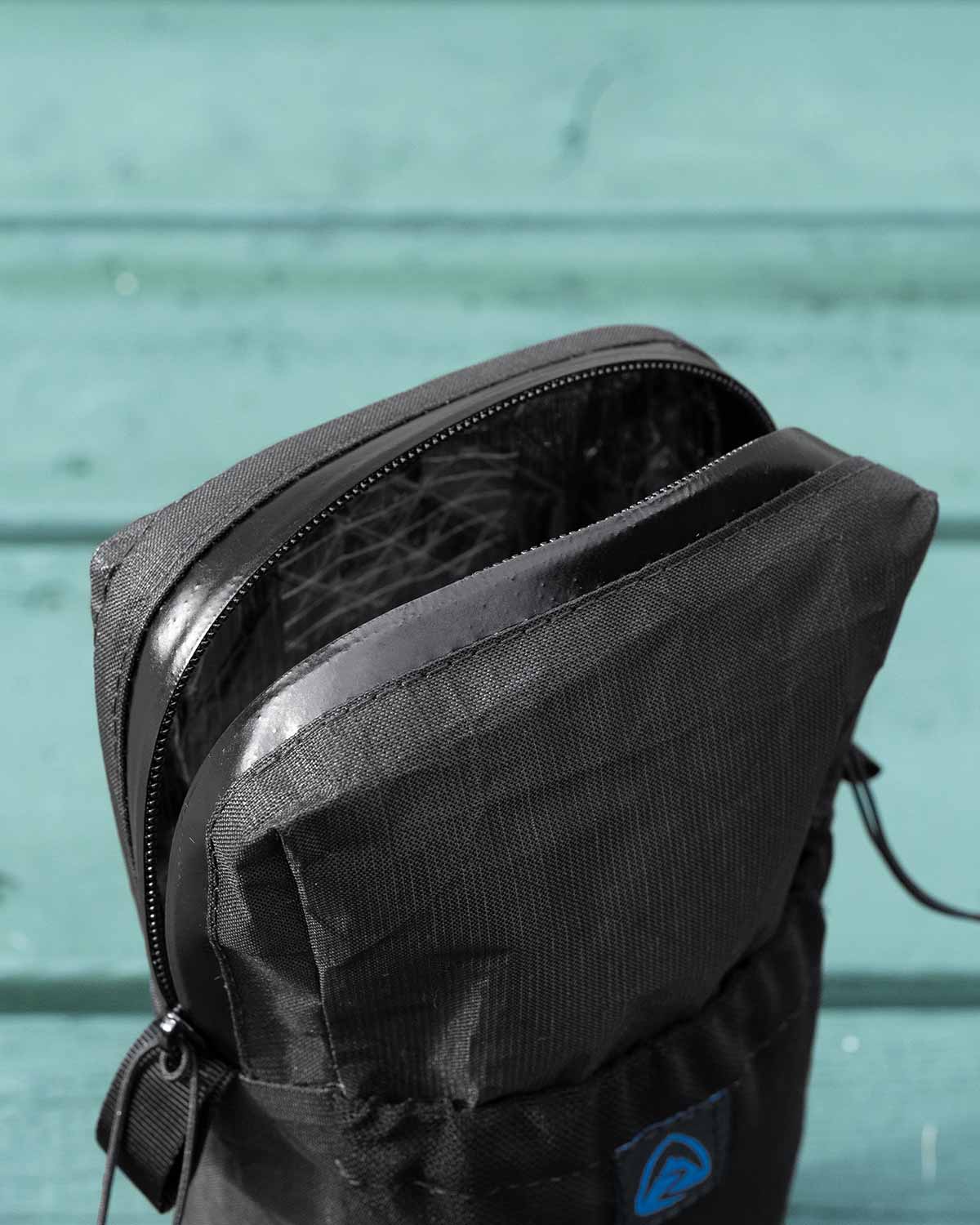 Zpacks Shoulder Pouch w/ Zipper｜Jet Black Ultra 開口部のディテール