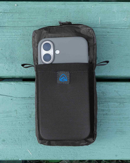 Zpacks Shoulder Pouch w/ Zipper｜Jet Black Ultra スマートフォン収納イメージ