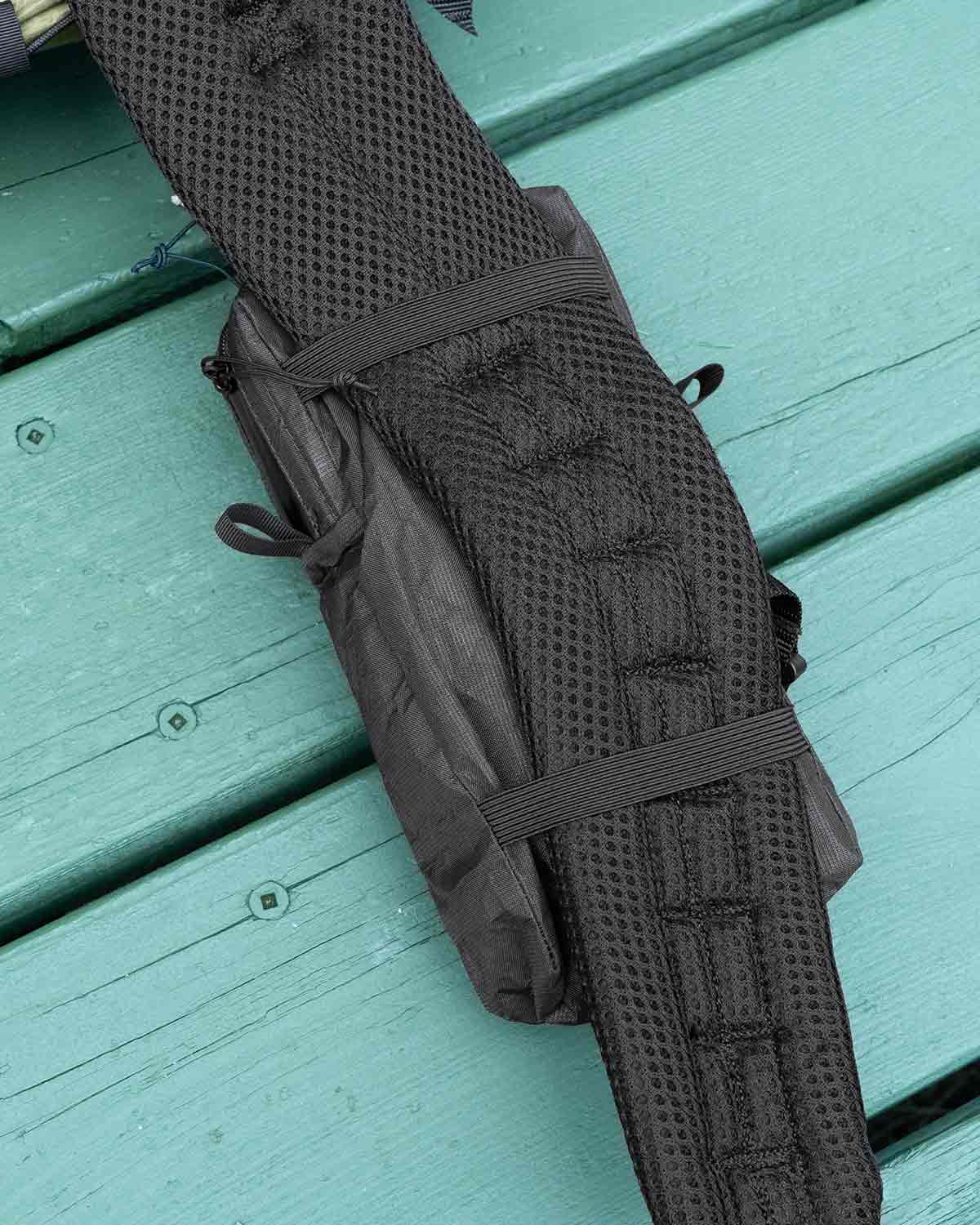 Zpacks Shoulder Pouch w/ Zipper｜Jet Black Ultra エラスティックバンドによる取り付け方法