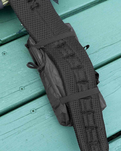 Zpacks Shoulder Pouch w/ Zipper｜Jet Black Ultra エラスティックバンドによる取り付け方法