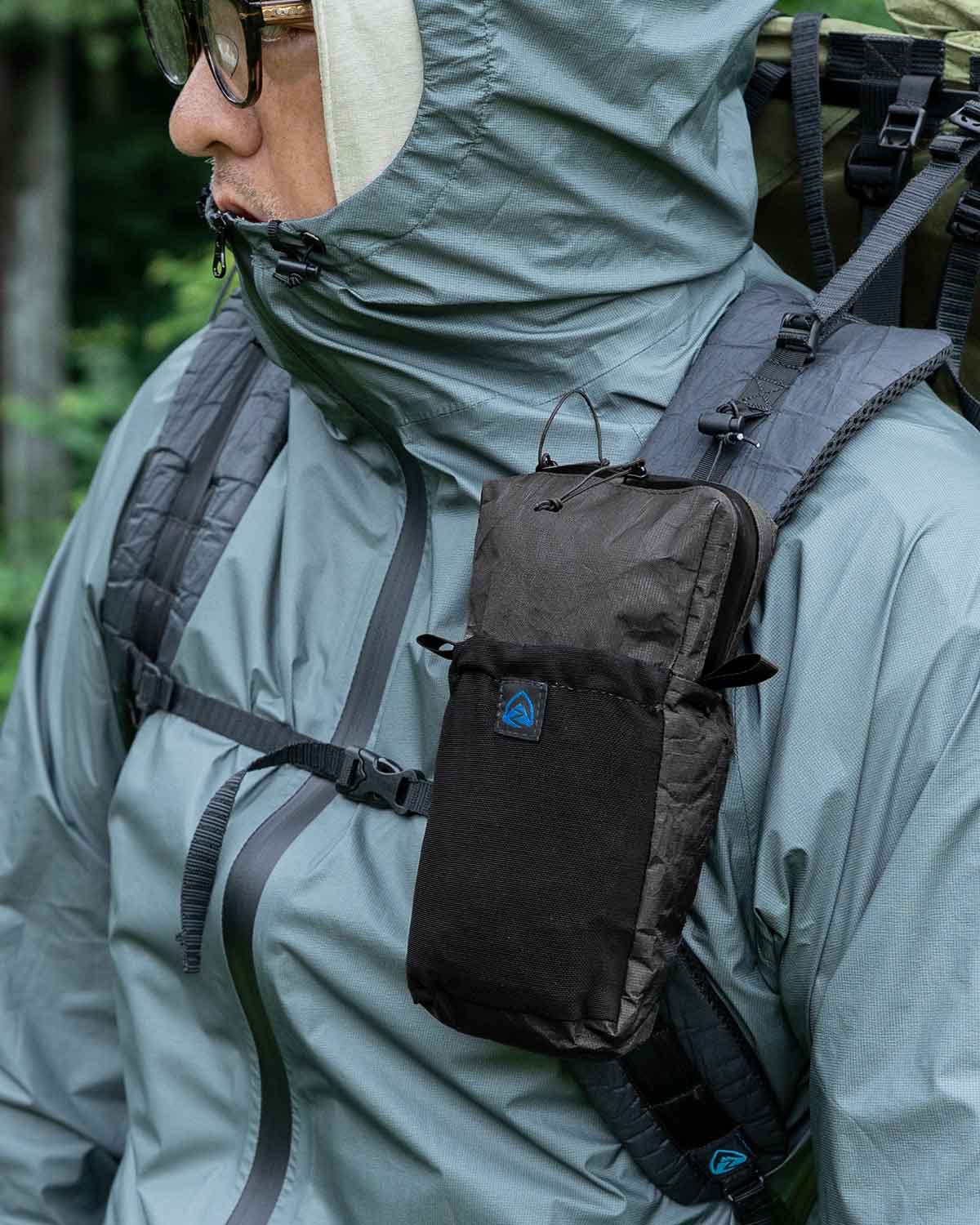 Zpacks Shoulder Pouch w/ Zipper｜Jet Black Ultra 着用イメージ