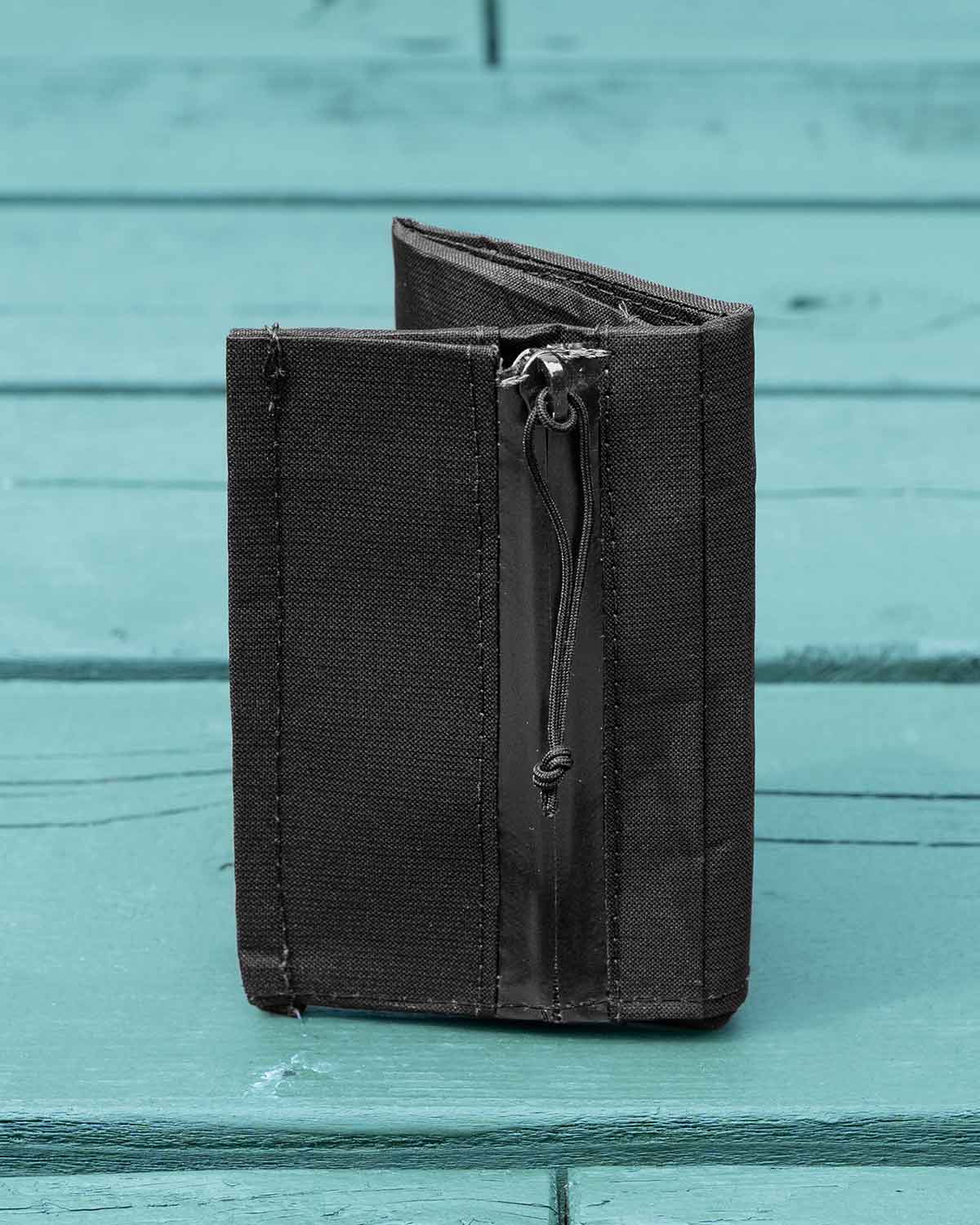 Zpacks Tri Fold Minimalist Wallet Black｜三つ折り状態の製品画像
