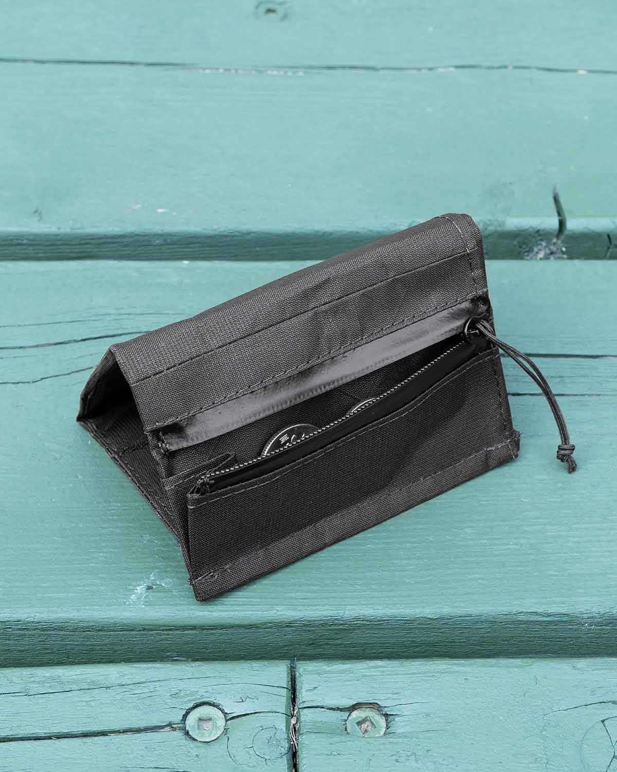 Zpacks Tri Fold Minimalist Wallet Black｜小銭や鍵を収納できるジッパーポケット