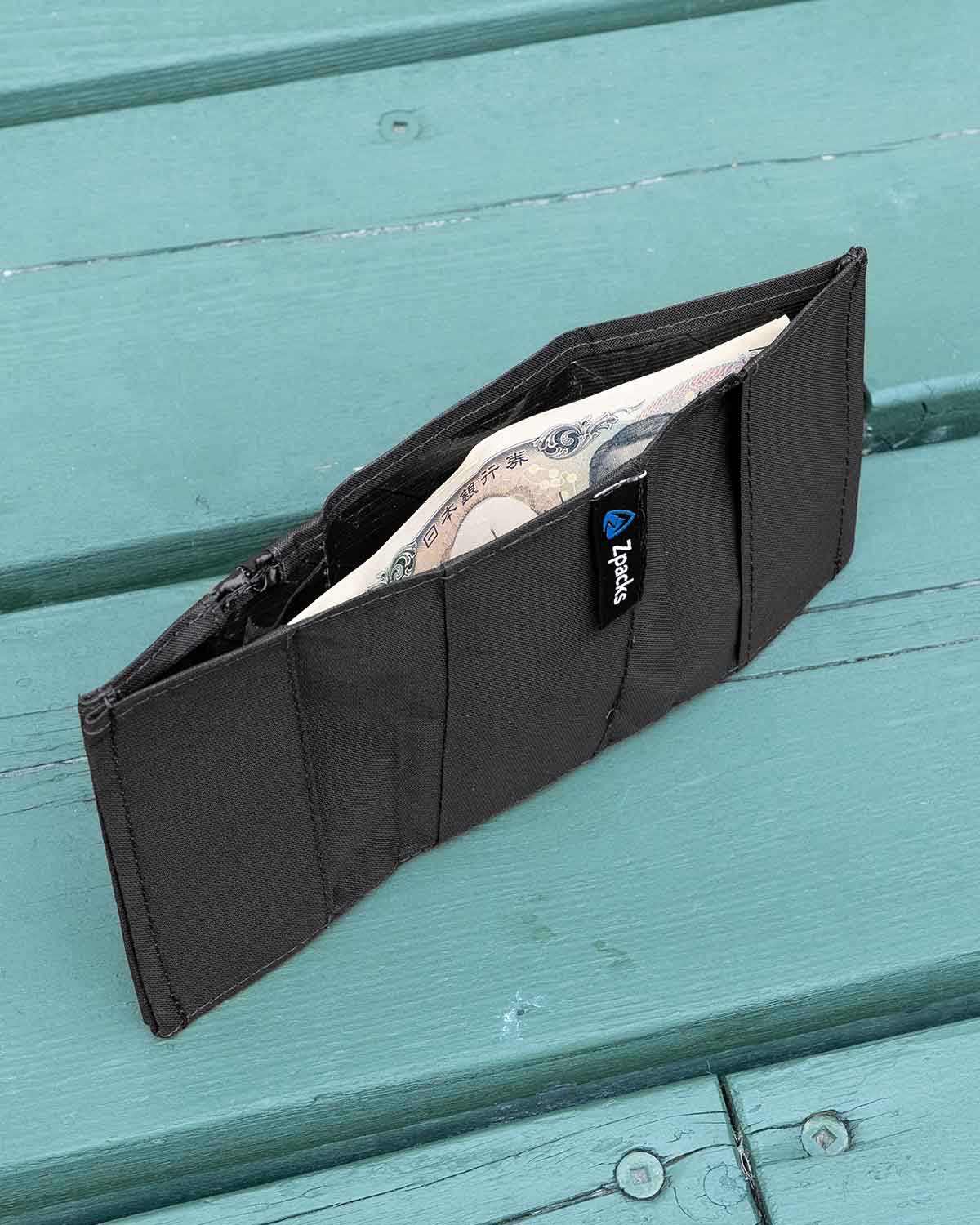 Zpacks Tri Fold Minimalist Wallet Black｜日本紙幣を収納したメインコンパートメント